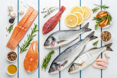 Витрина со свежими морепродуктами, травами и цитрусовыми на деревянном столе (генеративный ИИ) - RomanZ