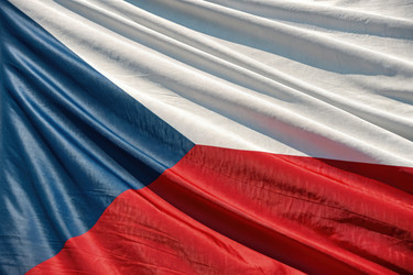 Флаг Чешской Республики, развевающийся на ветру на фоне голубого неба. Генеративный ИИ - RomanZ