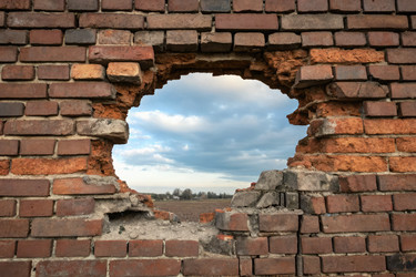 Вид неба сквозь разрушенную кирпичную стену на закате. Генеративный ИИ - RomanZ