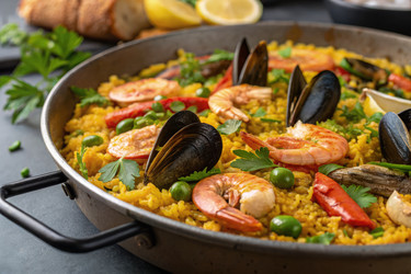 Вкусная паэлья с морепродуктами, подаваемая в деревенской сковороде с лимоном (генеративный ИИ) - RomanZ