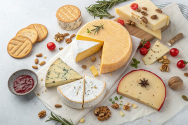Вкусная сырная тарелка с различными сортами сыра и крекерами. Генеративный искусственный интеллект - RomanZ