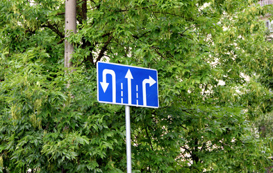 Дорожный знак с указателями направлений - Zauberfloten