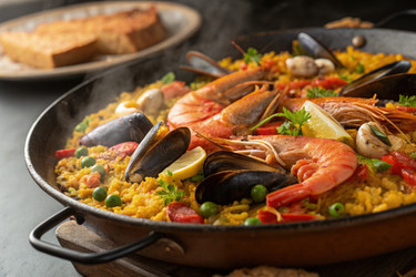 Вкуснейшая паэлья с морепродуктами в яркой атмосфере кухни. Генеративный искусственный интеллект - RomanZ