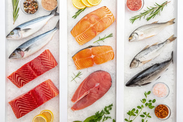 Ассортимент свежих морепродуктов, выложенных на льду с травами и цитрусовыми (генеративный ИИ) - RomanZ