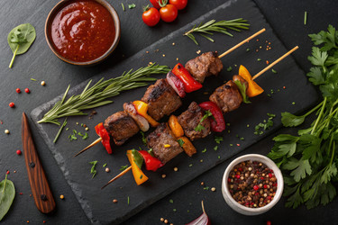 Вкусные шашлыки из говядины, приготовленные на гриле с яркими овощами (генеративный ИИ) - RomanZ