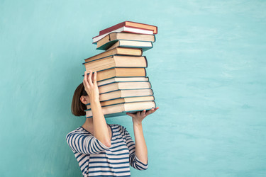 Как удержать стопку книг, улыбаясь, в ярко освещенном пространстве. Генеративный ИИ - RomanZ