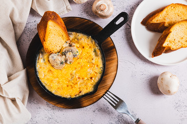Вкусная нарезанная соломкой колбаска с грибами и сыром, приготовленная на сковороде (вид сверху) - Elena Rui