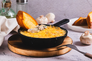 Вкусная нарезанная соломкой грибы и сыр, приготовленная на сковороде прямо на столе - Elena Rui