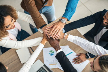 Члены команды участвуют в совместной работе в современном офисе. Генеративный ИИ - RomanZ