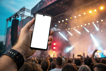Посетитель концерта держит смартфон на мероприятии Lively Music Event. Генеративный ИИ - RomanZ