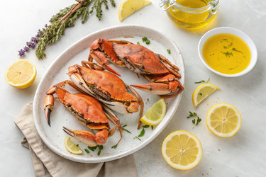 Вкусно приготовленные крабы, подаваемые с дольками лимона и зеленью. Генеративный искусственный интеллект - RomanZ