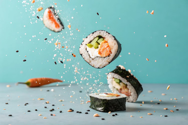 Роллы суши, изящно ниспадающие на однотонный фон, демонстрируют вкусы и текстуры в динамичном расположении. Генеративный ИИ - RomanZ