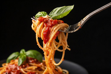 Вкусные спагетти с соусом маринара и листьями базилика. Генеративный ИИ - RomanZ