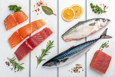 Ассорти из свежих морепродуктов на деревянном столе с травами. Генеративный искусственный интеллект - RomanZ