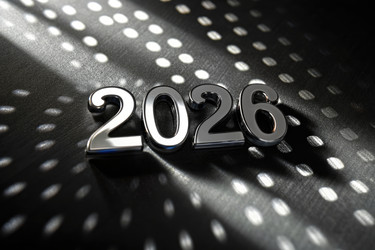 Крупный план блестящих металлических цифр 2026 на текстурированной поверхности с отражениями света и тенями. Генеративный ИИ - RomanZ