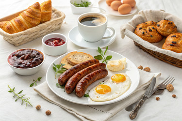 Вкусный завтрак с сосисками и яйцами. Генеративный ИИ - RomanZ