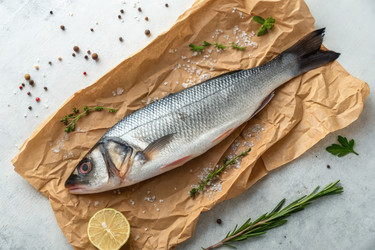 Свежая рыба, подготовленная для приготовления на деревенской кухонной поверхности. Генеративный ИИ - RomanZ
