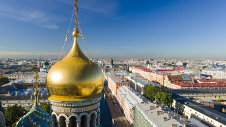 Вид с воздуха на купол храма Спаса на Крови в историческом и одновременно современном городе Санкт-Петербурге на солнечном летнем рассвете. Крупный план - WertigoNice