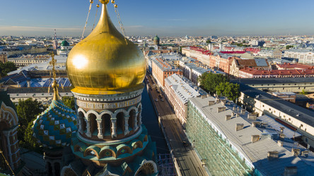 Вид с воздуха крупным планом на купол храма Спаса на Крови в Санкт-Петербурге — городе, сочетающем в себе историческое и современное, — на солнечном летнем рассвете - WertigoNice