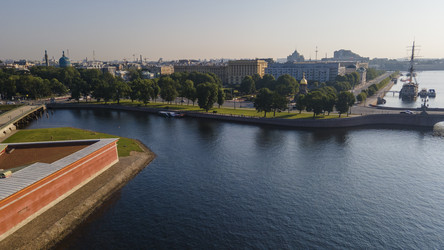 Вид с воздуха на Петропавловскую крепость, церковь у мостов и парусник на реке и канале в историческом центре Санкт-Петербурга ясным летним утром на рассвете - WertigoNice