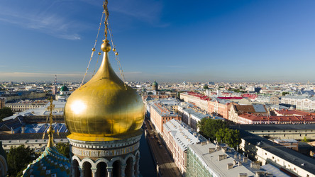 Вид с воздуха на купол храма Спаса на Крови в историческом и одновременно современном городе Санкт-Петербурге на солнечном летнем рассвете. Крупный план - WertigoNice