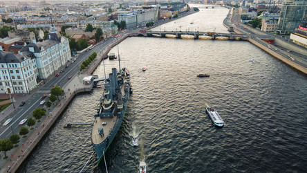 Вид с воздуха на военный корабль «Аврора» в историческом и одновременно современном Санкт-Петербурге летним вечером на закате (в синих тонах) - WertigoNice