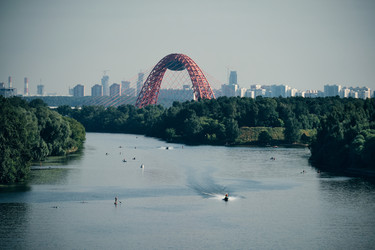 Панорамный вид на Живописный мост в Москве и реку с высоты птичьего полета, окруженную зелеными берегами в ясный день. Строгино, Москва, Россия, 18.07.2026 - voples