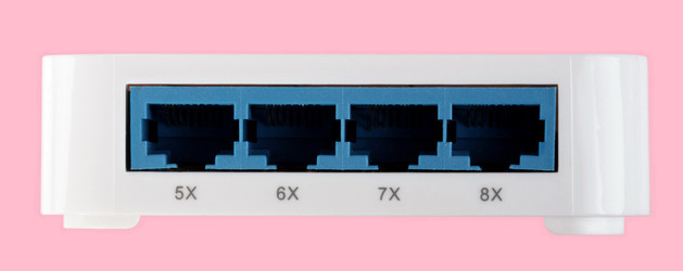Белый пластиковый Ethernet-коммутатор на 8 портов, изолированный на розовом фоне - ru3apr
