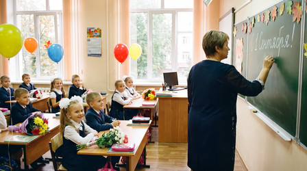 Праздник 1 сентября: школьный класс, ученики в форме, воздушные шары и букеты - zemlyansky32