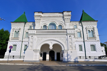 Старинное здание купеческой эпохи в центре Костромы - Mishell