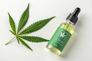 Флакон масла CBD и лист марихуаны рядом друг с другом (генеративный искусственный интеллект) - RomanZ