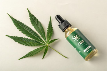 Масло CBD и листья марихуаны на нейтральном фоне. Генеративный ИИ - RomanZ