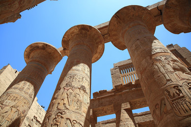 Расписные колонны с иероглифами Большого гипостильного зала в Карнаке. Луксор, Египет - yejak76