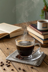 Чашка дымящегося кофе на уютном столике среди книг. Генеративный ИИ - RomanZ