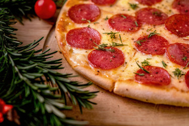 Вкусная домашняя пицца с пепперони, салями и травами. Генеративный ИИ - RomanZ