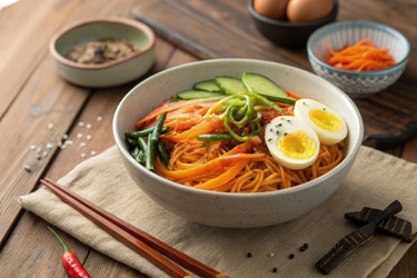 Вкуснейшая порция корейской лапши со свежими овощами и яйцами. Генеративный ИИ - RomanZ