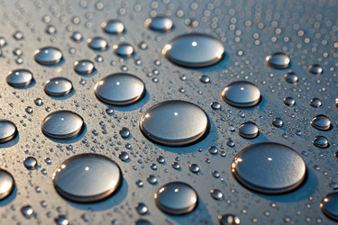 Капли воды различного размера на поверхности в высоком разрешении, созданные с помощью генеративного ИИ - RomanZ