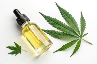 Бутылка масла CBD, поставленная рядом со свежими листьями марихуаны (генеративный ИИ) - RomanZ