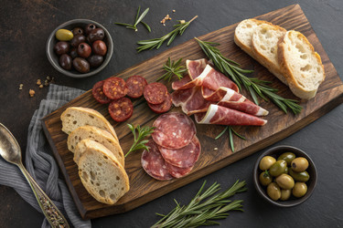 Изысканная закусочная коллекция с вяленым мясом и свежим хлебом (генеративный ИИ) - RomanZ
