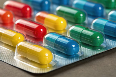 Красочный крупный план капсульных лекарственных препаратов в стандартной компоновке. Генеративный ИИ - RomanZ