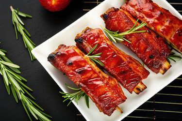 Вкусные ребрышки барбекю, приготовленные на гриле и украшенные свежим розмарином (генеративный ИИ) - RomanZ