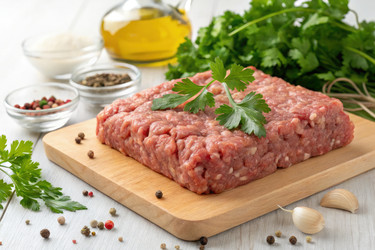 Свежий мясной фарш с петрушкой и ингредиентами для приготовления на доске. Генеративный ИИ - RomanZ
