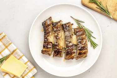 Вкусные ребрышки барбекю, приготовленные на гриле и украшенные розмарином (генеративный ИИ) - RomanZ