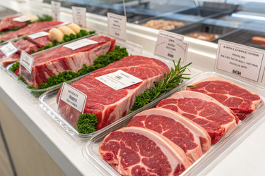 Свежие мясные отрубы, разложенные в прозрачной упаковке в мясном магазине. Генеративный искусственный интеллект - RomanZ