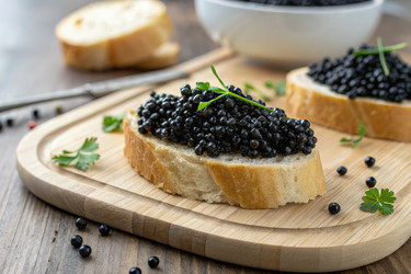 Вкуснейшая черная икра, поданная на свежем ломтике хлеба на деревянном столе. Генеративный искусственный интеллект - RomanZ
