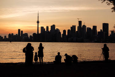 Панорама Торонто с CN Tower на закате, силуэты людей на набережной озера Онтарио - EOS_Canon