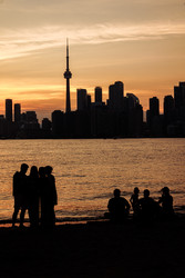 Панорама Торонто с CN Tower на закате, силуэты людей на набережной озера Онтарио - EOS_Canon