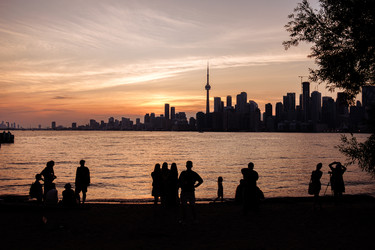 Панорама Торонто с CN Tower на закате, силуэты людей на набережной озера Онтарио - EOS_Canon