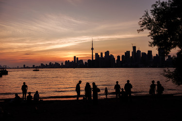 Панорама Торонто с CN Tower на закате, силуэты людей на набережной озера Онтарио - EOS_Canon