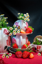 Натюрморт со свежей клубникой, ромашками и фарфоровым сервизом - DanaTrubinsh